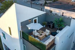 The Eterne: Spacious Luxury Home + Rooftop in Rice Military - Image 4