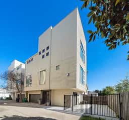 Modern Living All Ensuite| 3-Story Near Everything