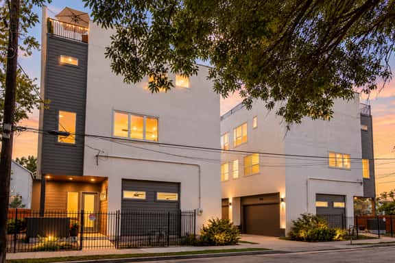 Twin Homes w/ 2 Rooftops! Sleeps 20 - Image 1