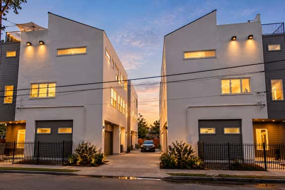 Townhouse Duo: 8BR, Sleeps 20, 2 Rooftops Near All - Image 1