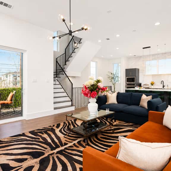 Onyx: Sleek 4BR Luxury Retreat in Rice Military - Image 1