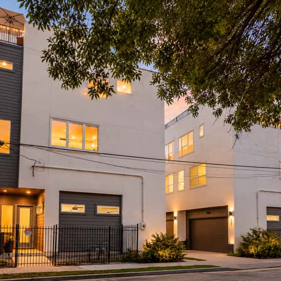 Twin Homes w/ 2 Rooftops! Sleeps 20 - Image 1