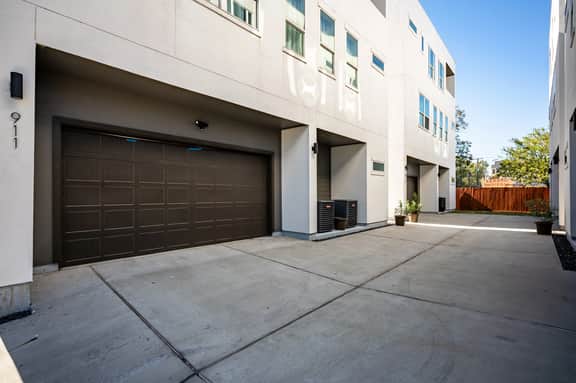 The Eterne: 4BR Rooftop Luxury | Garage | HTX