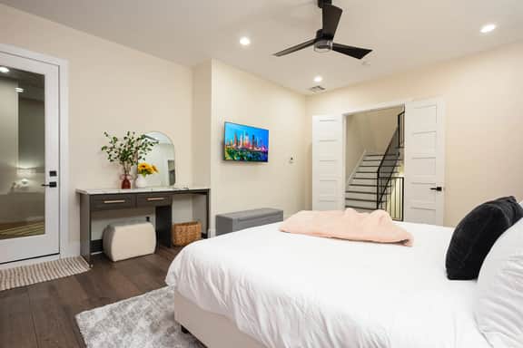 Rooftop Retreat• 5 beds• Downtown HTX Views