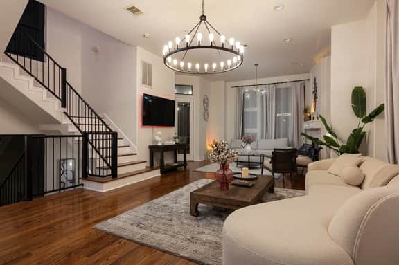 Modern Living All Ensuite| 3-Story Near Everything