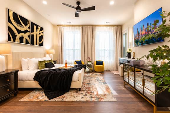 Onyx: Sleek 4BR Luxury Retreat in Rice Military - Image 3