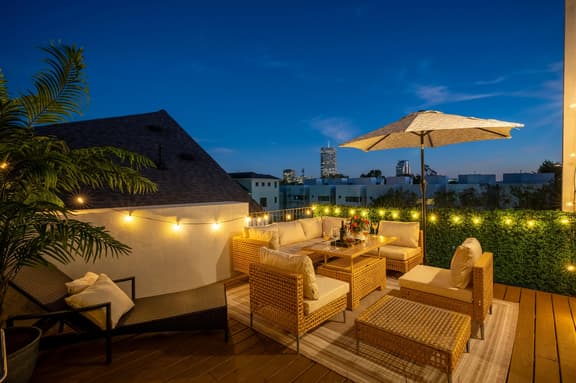 The Eterne: 4BR Rooftop Luxury | Garage | HTX - Image 1