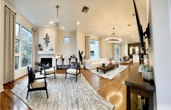 Modern Living All Ensuite| 3-Story Near Everything